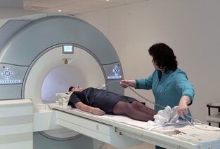 MRI e shtyllës kurrizore për të identifikuar shkakun e dhimbjes së mesit